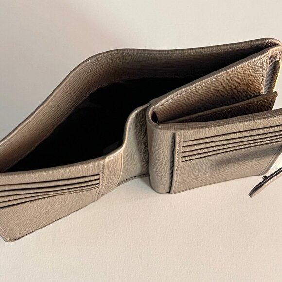 Furla Babylon M zip around leather wallet in beige. Brand new with tags in box - Picture 3 of 5